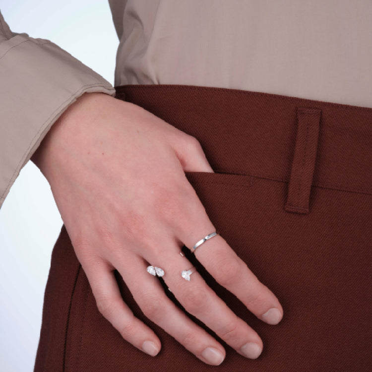 Serti sur Vide ring set with 3 diamonds