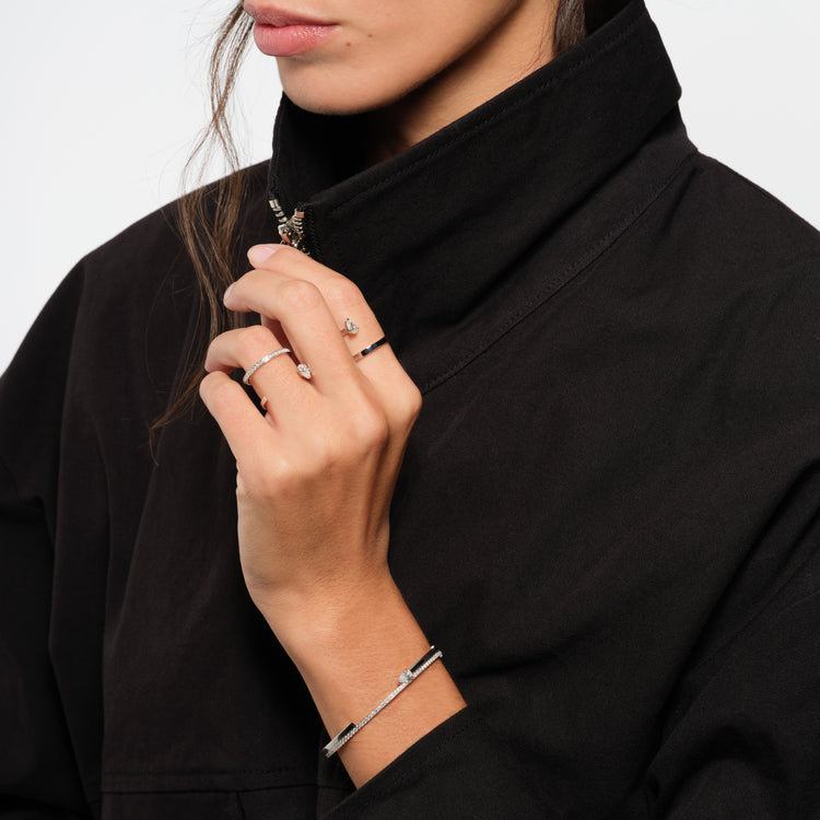 Serti sur Vide ring set with 1 diamond