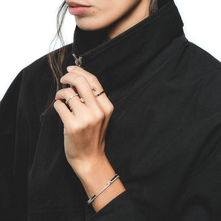 Serti sur Vide ring set with 1 diamond