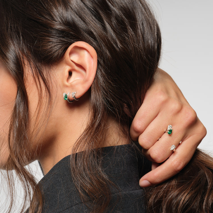 Serti sur Vide ring set with 2 diamonds and 1 emerald