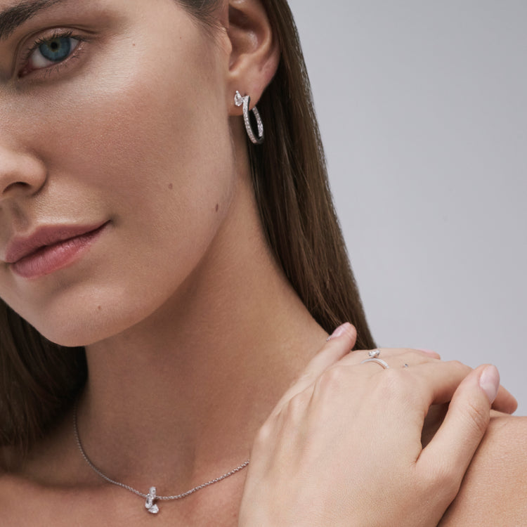 Serti sur Vide pendant set with 3 diamonds