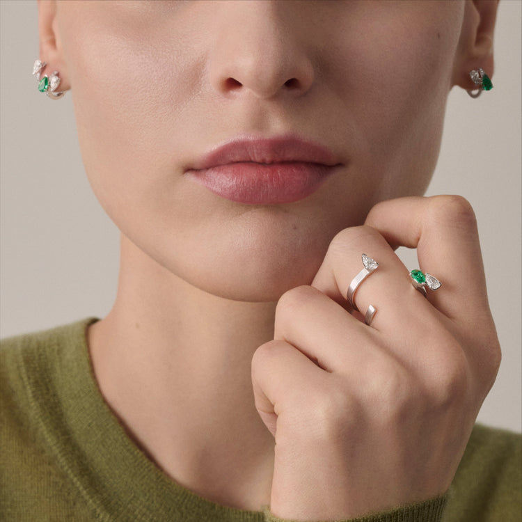 Serti sur Vide earring set with 2 diamonds and 1 emerald