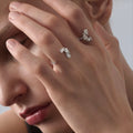 3개의 플로팅 페어 컷 다이아몬드가 세팅된 화이트 골드 링
