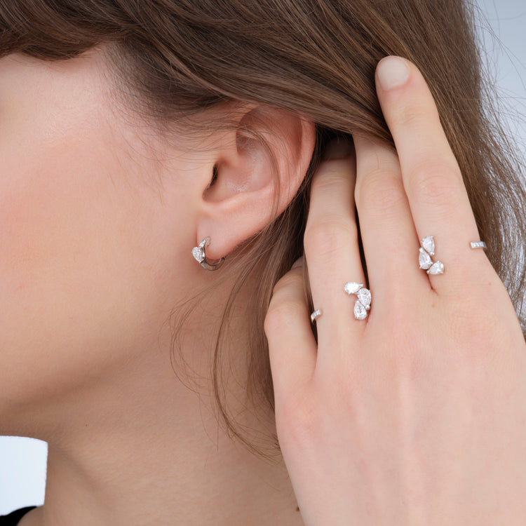 Serti sur Vide ring set with 3 diamonds