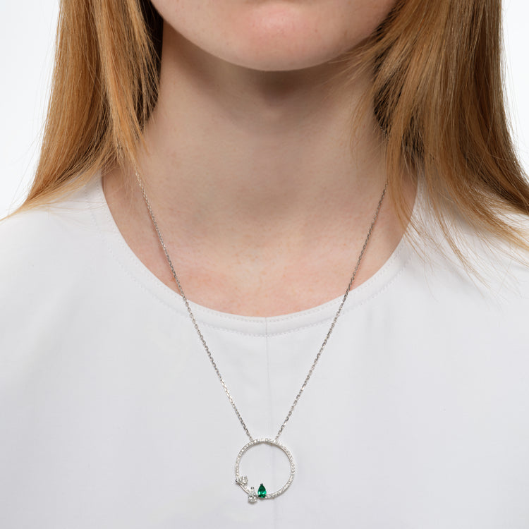 Serti sur Vide pendant set with 2 diamonds and 1 emerald