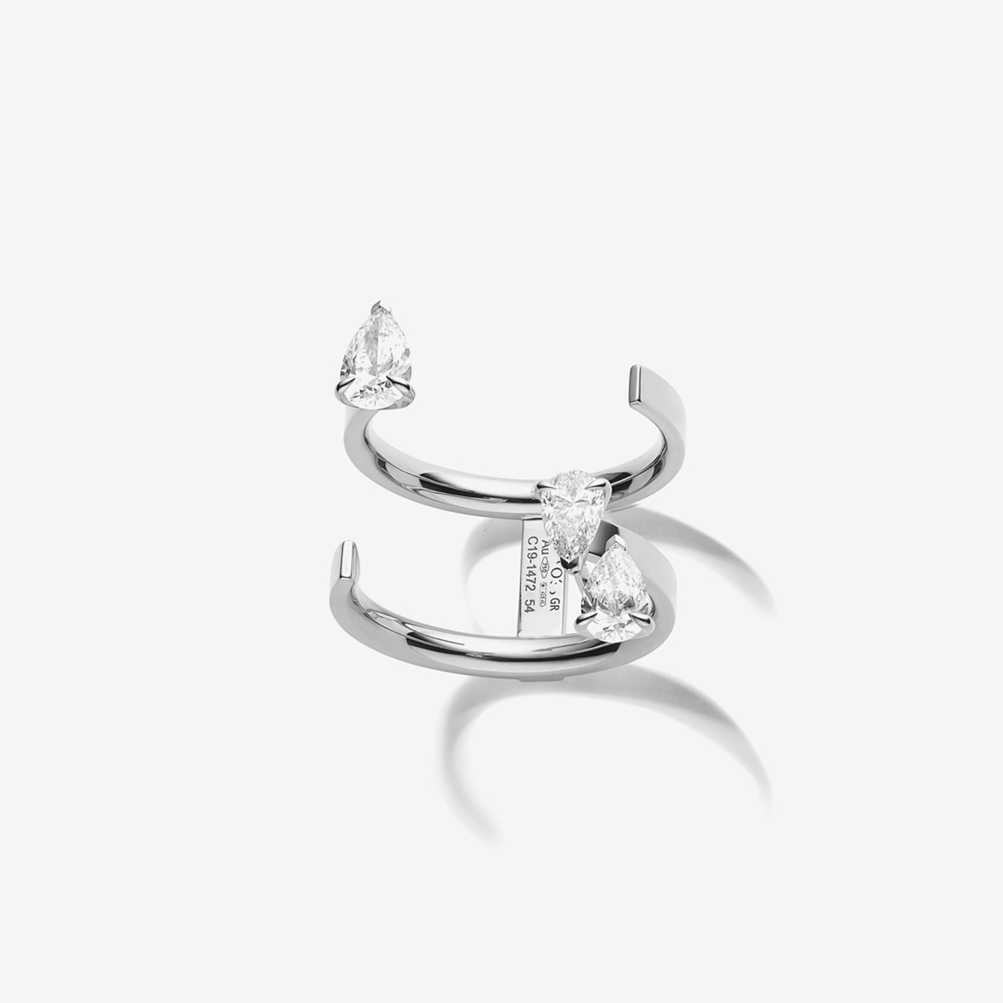 Serti sur Vide ring set with 3 diamonds