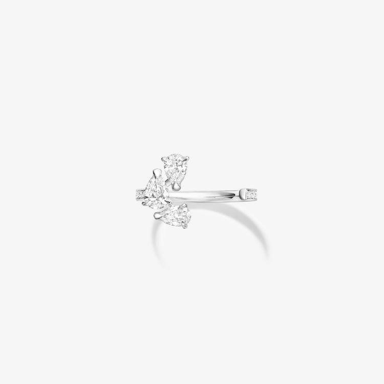 Serti sur Vide ring set with 3 diamonds